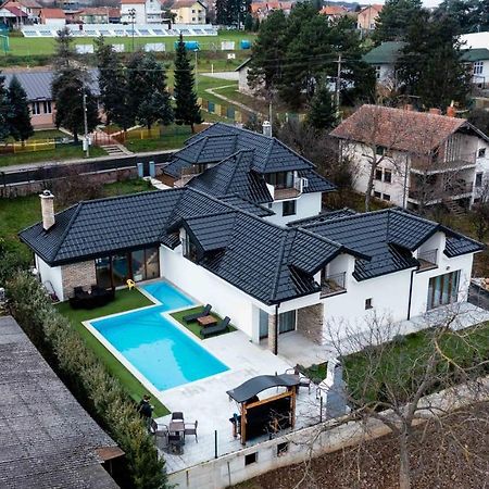 City Escape Luxury Villa Zuce Екстериор снимка