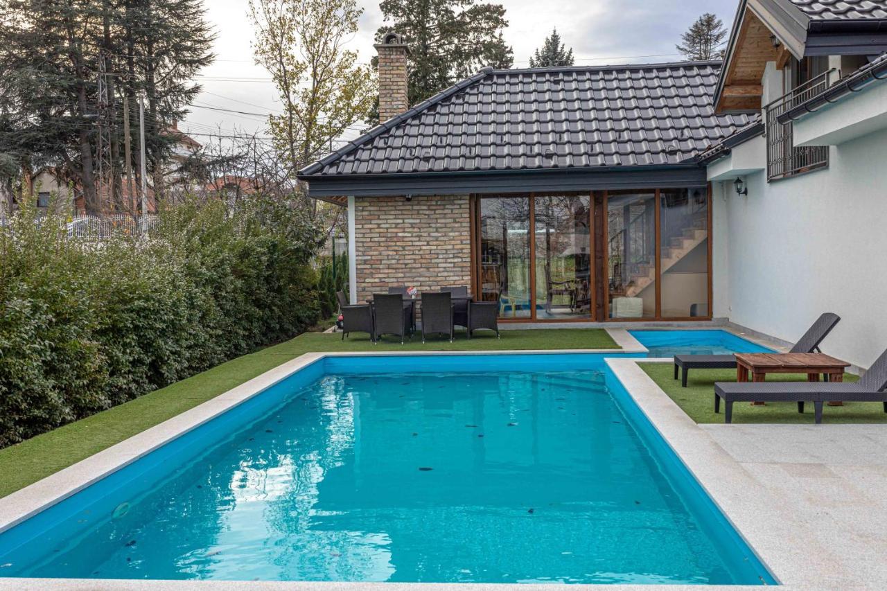 City Escape Luxury Villa Zuce Екстериор снимка
